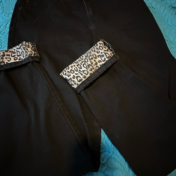 🌺 CHICOS DESTRUCTED ANIMAL ANKLE GIRLFRIEND JEANS🌺 - Picture 7 of 9